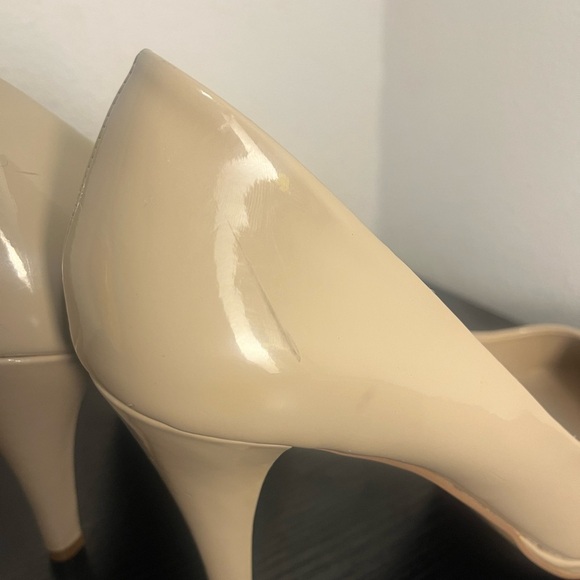 Ellen Tracy Cream Heels Classic Stiletto Design - Picture 6 of 10